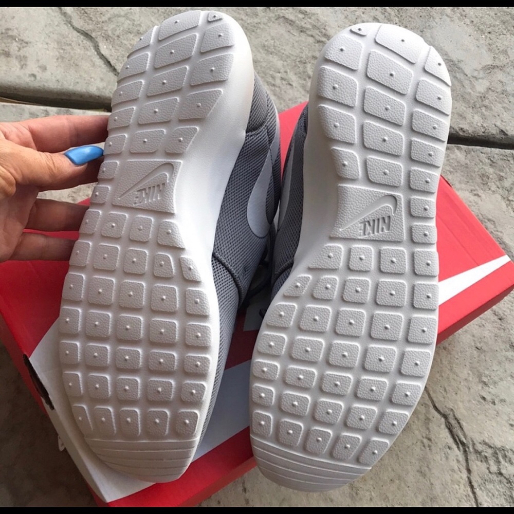 NWB NIKE ROSHE ONE WOMENS SIZE 10 - Picture 4 of 8